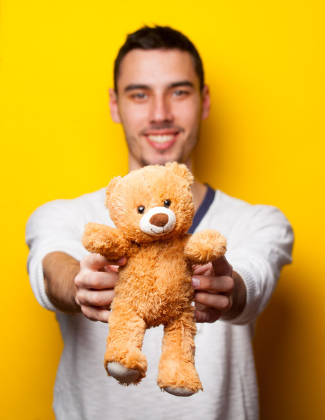 oyuncak ayı ile genç adam portresi - Fotoğraf, Görsel