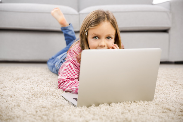 Bambina che lavora con un computer portatile
 - Foto, immagini