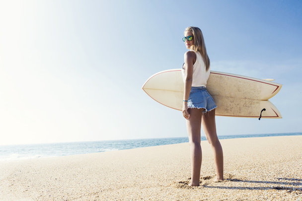 Surfer κορίτσι τον έλεγχο τα κύματα - Φωτογραφία, εικόνα