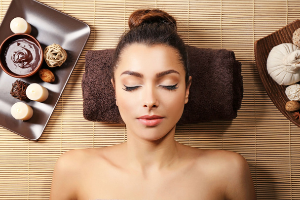 Belle jeune fille allongée sur une table de massage dans un salon de spa
 - Photo, image