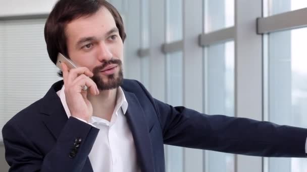 Young businessman is making the call  - Video, Çekim