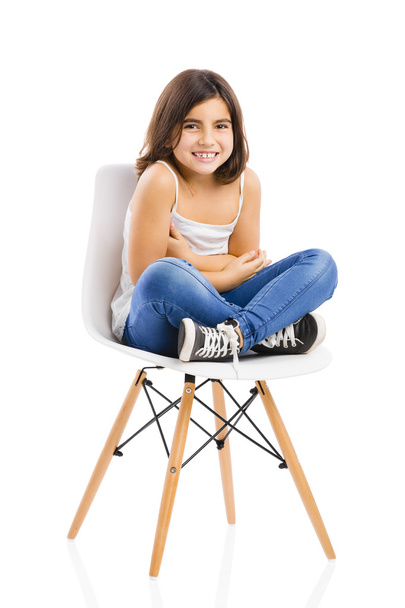 güzel genç kız bir sandalyede oturuyor - Fotoğraf, Görsel