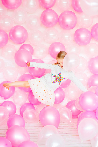 küçük kız pembe balon ile oynamak - Fotoğraf, Görsel