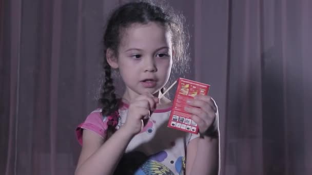 little girl playing with matches - Πλάνα, βίντεο