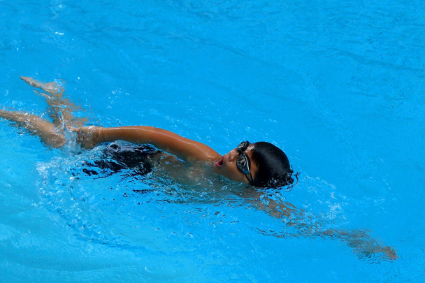 Happy boy swim in the swimming pool - front crawl style - Foto, afbeelding