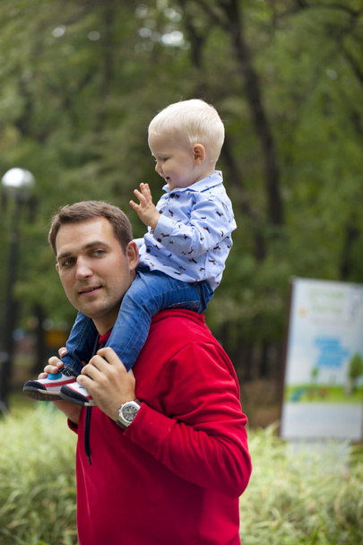 Father with two year old son in summer park - Fotoğraf, Görsel