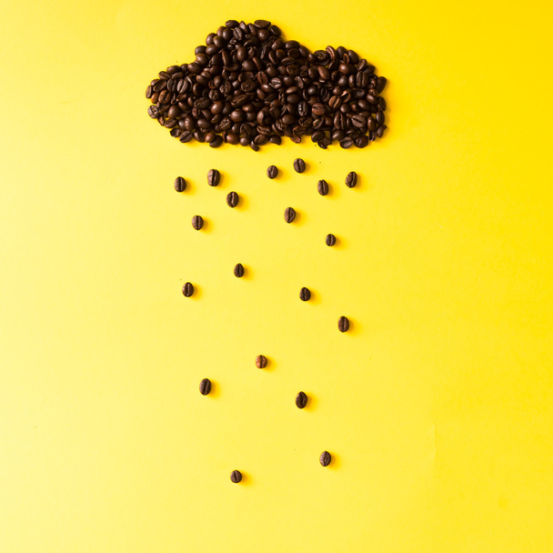 雨の雲の形でコーヒー豆. - 写真・画像