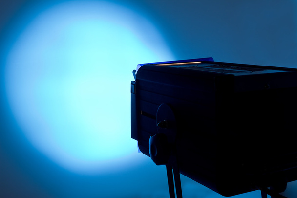 Μπλε lightspot για το στάδιο με copyspace - Φωτογραφία, εικόνα