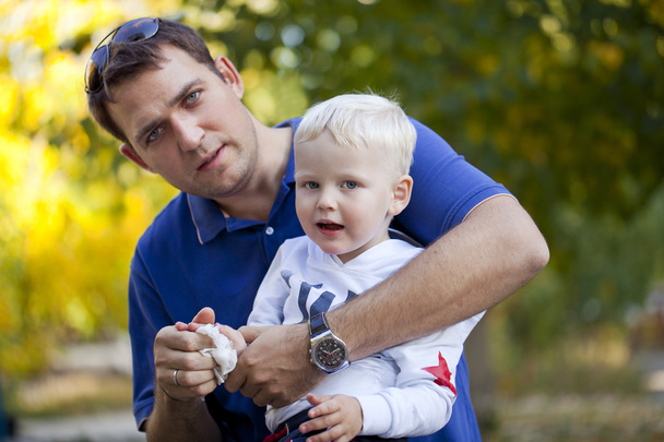 Padre con hijo de dos años en el parque de verano
 - Foto, Imagen