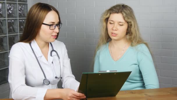 médico explicando el diagnóstico a su paciente femenino - Metraje, vídeo