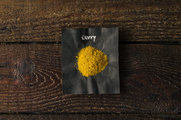 Curry fűszer a papírra írt név. - Fotó, kép