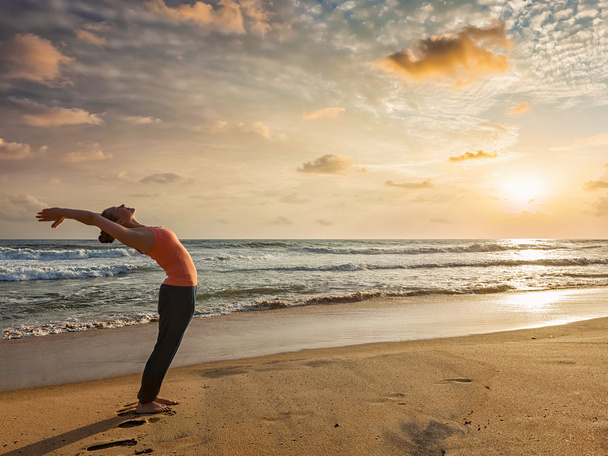 Жінка робити привітання сонця йога Сурья намаскар - Фото, зображення