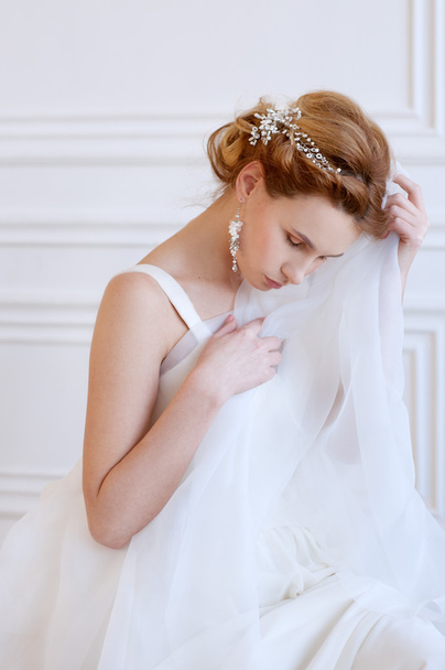 Coiffure et maquillage de mariée. Jeune femme portant un casque
. - Photo, image