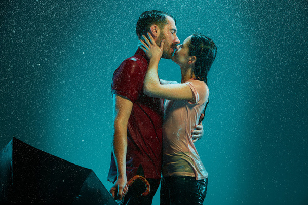 The loving couple in the rain - Fotografie, Obrázek