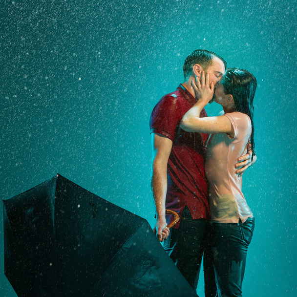 The loving couple in the rain - Foto, afbeelding