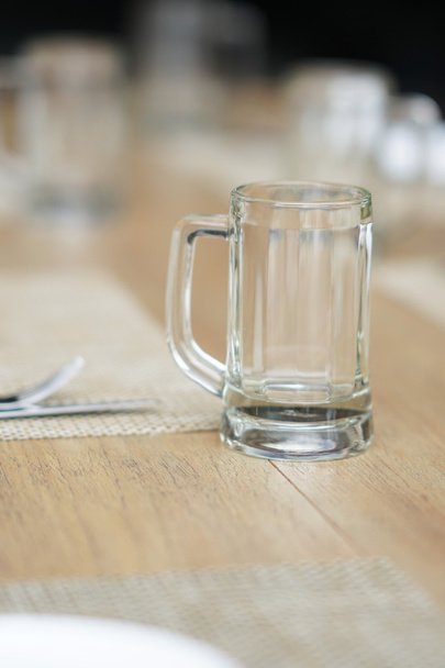 tazza di vetro vuota, posate e piatto bianco
  - Foto, immagini