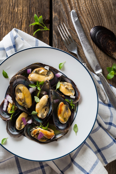 Mussels with red onion and oregano - Φωτογραφία, εικόνα