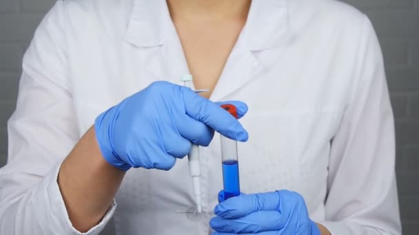 Vědec se dívá na vzorek chemické látky v laboratoři - Záběry, video