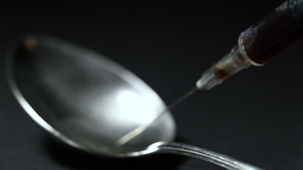 注射器から薬剤を注ぐ - 映像、動画