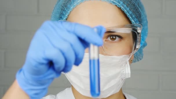 Ένας επιστήμονας εξετάζει ένα δείγμα μιας χημικής ουσίας σε ένα εργαστήριο - Πλάνα, βίντεο