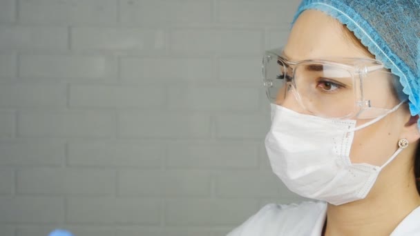 ein Wissenschaftler betrachtet eine Probe einer Chemikalie in einem Labor - Filmmaterial, Video