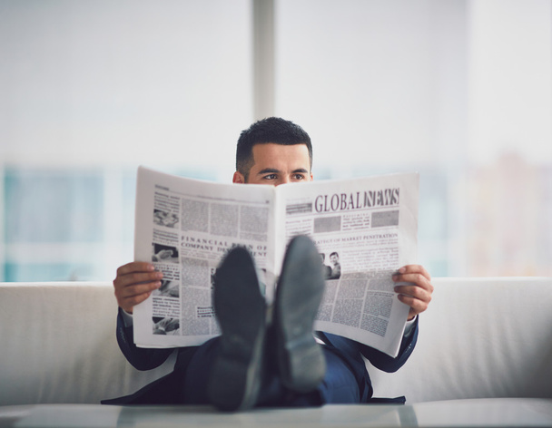 zakenman lezing krant  - Foto, afbeelding