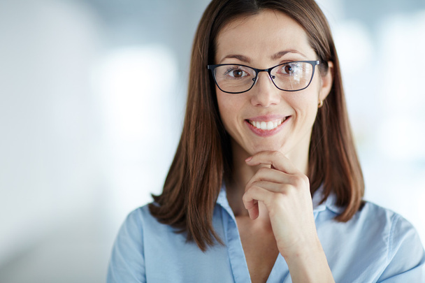 zakenvrouw dragen van een bril - Foto, afbeelding