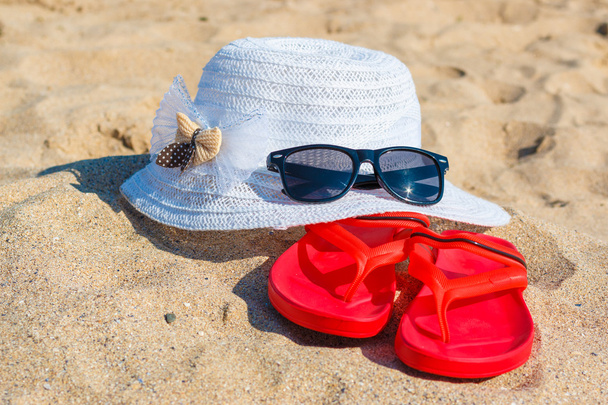 Strand-hoed, zonnebril en slippers - Foto, afbeelding