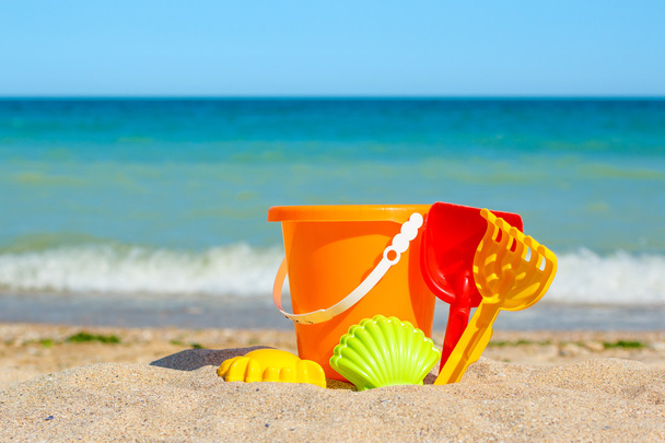 Coloridos juguetes de plástico en la playa
 - Foto, Imagen