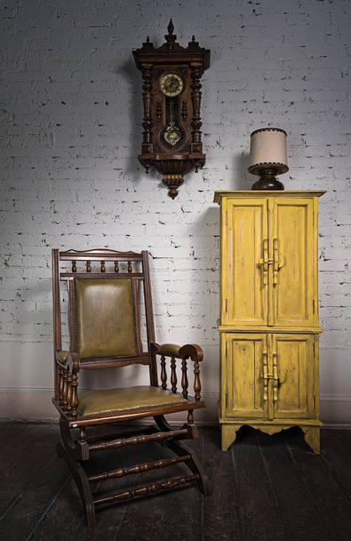 Cadeira de balanço de madeira retro, armário amarelo e relógio de pêndulo - Foto, Imagem