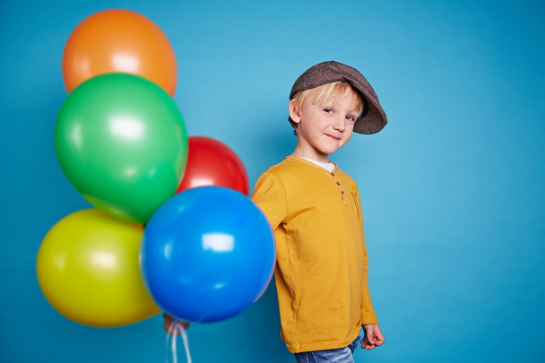 Хлопчик з різнокольоровими кульками
 - Фото, зображення
