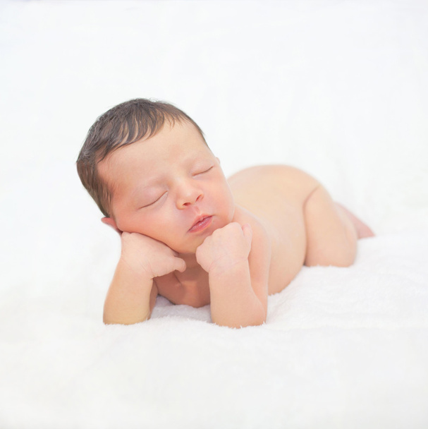 Bebé recién nacido descansando sobre los codos y las manos
 - Foto, Imagen
