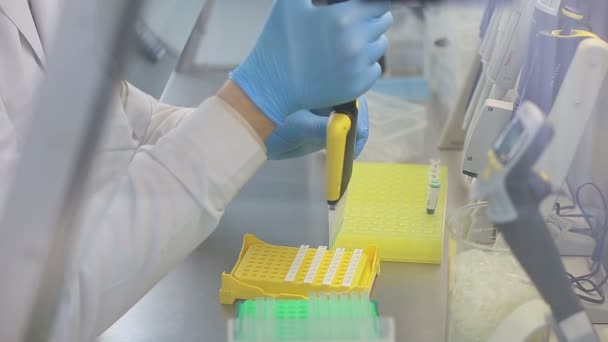 Laboratorio de trabajo para la prueba de ADN
 - Metraje, vídeo