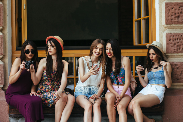 Пять красивых молодых девушек расслабляются
 - Фото, изображение