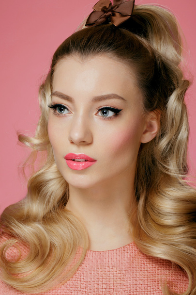 Beautiful Blonde Girl. Healthy Long Curly Hair.Pink dress - Foto, Imagem