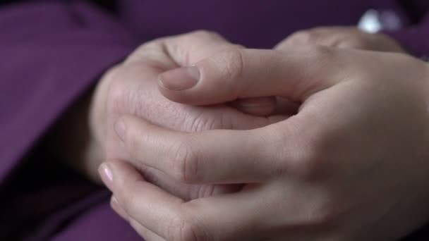Oude vrouw meisje greep hand rimpel huid close-up. Langzaam - Video
