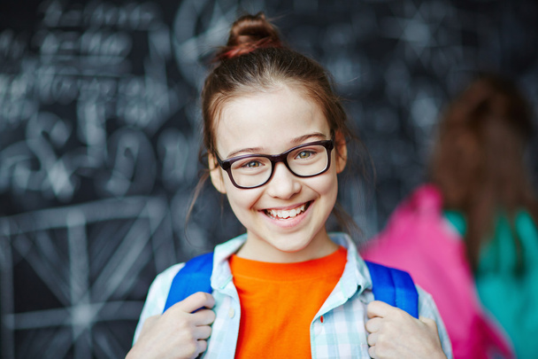 glückliches Schulmädchen mit Brille - Foto, Bild
