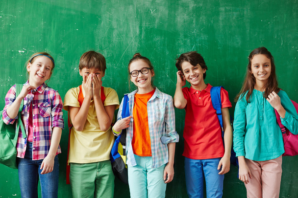 Glückliche Schüler in bunten Kleidern - Foto, Bild