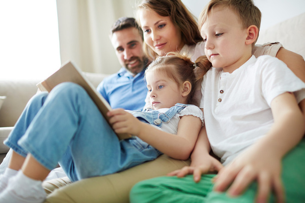 family reading book - Foto, Imagen
