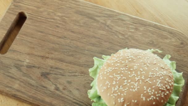 ハンバーガーサンドイッチとトレイの上のフランスのフライ - 映像、動画