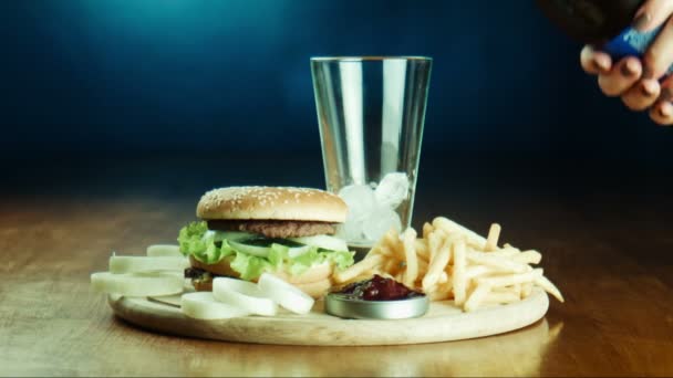 hambúrguer uma sanduíche e batatas fritas em uma bandeja
 - Filmagem, Vídeo