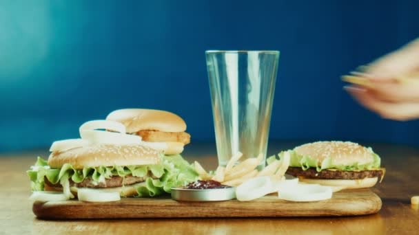 hamburguesa un sándwich y papas fritas en una bandeja
 - Imágenes, Vídeo