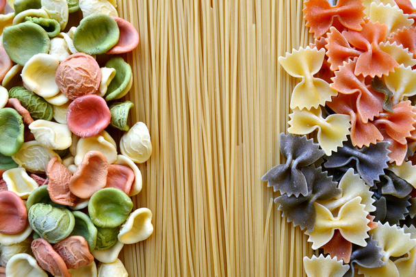 Set mit verschiedenen Arten von bunten italienischen Pasta auf Holztisch - Foto, Bild