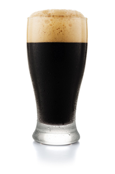 vaso de cerveza oscura aislado sobre fondo blanco - Foto, imagen