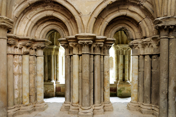 Santa Maria la Real mosteiro claustro, Aguilar de Campoo
 - Foto, Imagem