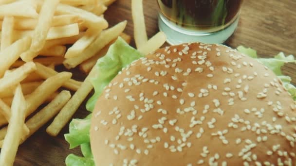 Hamburger a sendvič a hranolky na tácu - Záběry, video