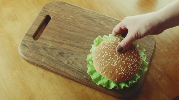 Hamburger een broodje en frietjes op een dienblad - Video