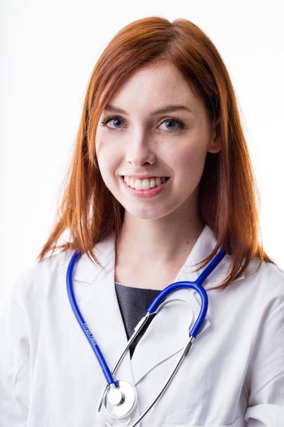 médico mujer sonriendo y tiene el pelo rojo
 - Foto, Imagen