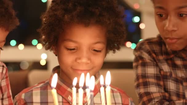 Black children with birthday cake. - Πλάνα, βίντεο