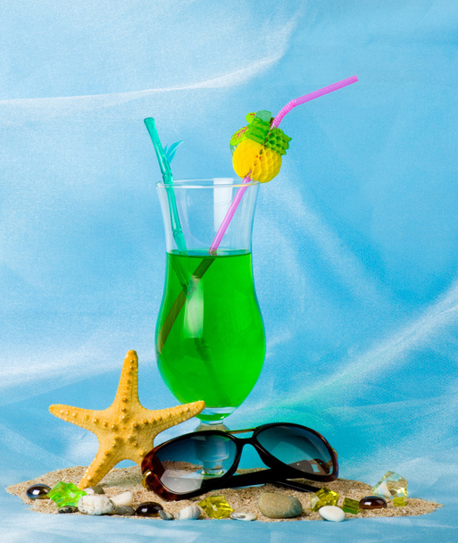 Екзотичний коктейль з тропічними зірками та окулярами
 - Фото, зображення